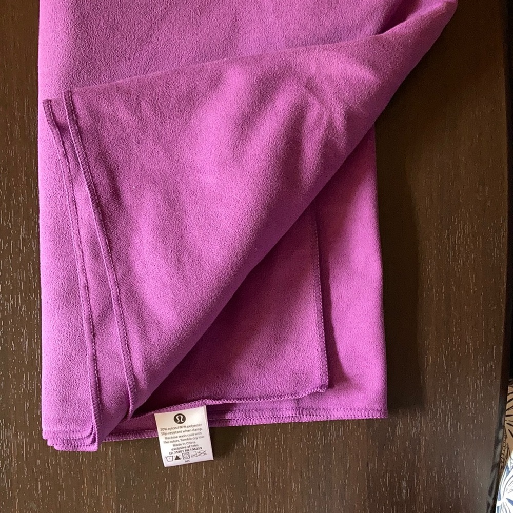 Lululemon yoga towel full size for yoga mat.